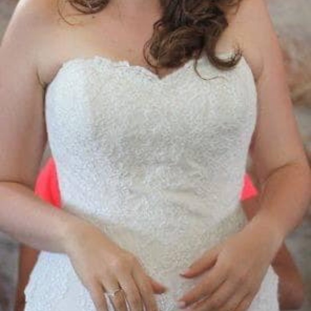 Wedding dress: professionally cleaned + stored - Picture 3 of 10